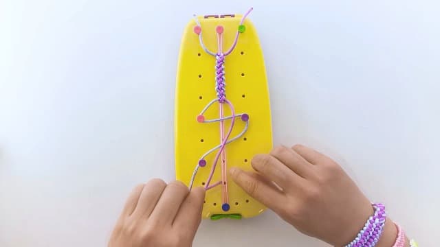 Friendship Bracelet Making Kit Toys, Ages 7 8 9 10 11 12 Year Old Girls Gifts Ideas, Birthday Present for Teen Girl, Arts and Crafts String Maker Tool, Bracelet DIY, Kids Travel Activity Set