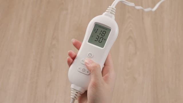 NOWWISH Heating Pad for Neck and Shoulders Pain Relief, 2lb Weighted Electric Heating Pad with 10 Heat Levels and Auto Shut Off, Large Heated Wrap, Birthday Gifts for Women Mom Wife, 17"x23", Purple