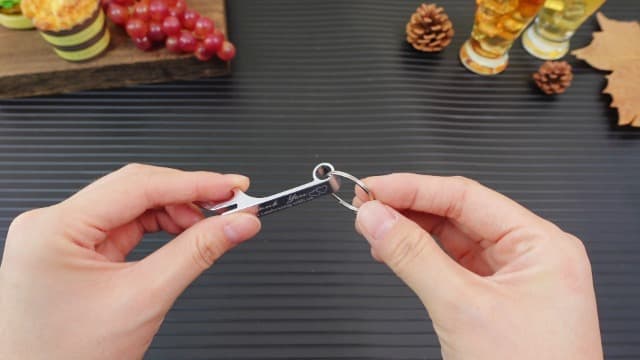 Dandat 100 Pcs Bottle Opener Keychain Bulk Thank You Wedding Favors for Guests Aluminum Wine Beer Opener Engraved Wedding Guest Gifts for Birthday Party Graduation Souvenirs(Silver)