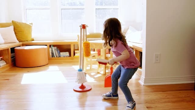 Melissa & Doug Dust Sweep Mop 6-Piece Pretend Play Set, Toddler Toy Cleaning, Pretend Play Home Cleaning, Kids Broom and Mop Set for Ages 3+