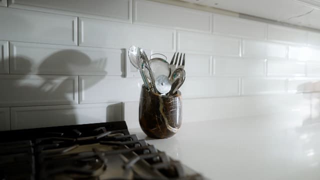 Gusto Nostro Marble Wine Chiller Bucket - 750ml Wine Bottle Cooler and Champagne Chiller for Party, Kitchen, Bar Cart Decor to Chill & Keep Bottles Cold with Unique Wine Lovers Gift Box (White)