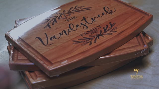 Personalized Christmas Gifts for Women, Customized Gifts for Mom – Custom Cutting Board for Mom or Grandma, Birthday, Christmas Gift Idea from Son, Daughter, Grandkids