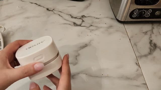 TRZLIFE Desk Vacuum Cleaner, Rechargeable and Durable Mini Desktop Vacuum with Bonus Accessories Desk Cleaner Sucks Tiny Items and Crumbs from Desktop Drawer Countertop Ideal as a White Elephant Gift