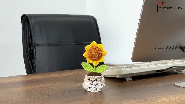 Mini Positive Crochet Sunflower, Cute Cheer Up Gifts for Women, Crochet Plant with Optimistic Card for Nurse Teacher Boss, Thank You Gifts for Friends, Coworker and Sunflower Decor