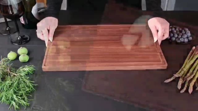 Personalized Cutting Board with Display Stand – Custom Engraved Charcuterie Board, Ideal Gift for Wedding, Housewarming, Bridal Shower, Anniversary, Birthday, Christmas, Mom & Couples, Family