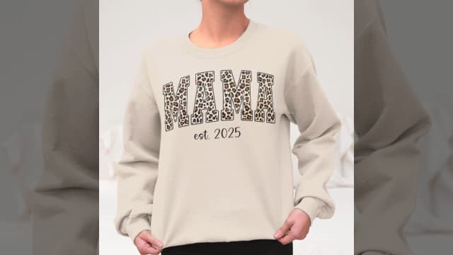 GODMERCH Custom Leopard Mama Sweatshirt With Kid Name On Sleeve, Personalized Mom Sweatshirts, Mama Est 2025 Sweatshirt, Personalized Gifts for Mom Grandma, Christmas Shirts