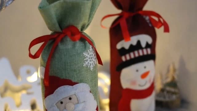 4pcs Christmas Wine Bottle Bags Burlap Wine Bottle Gift Bags with Drawstring, Reusable Santa Claus, Snowman & Reindeer Drawstring Covers for Xmas New Year Party Table Decoration