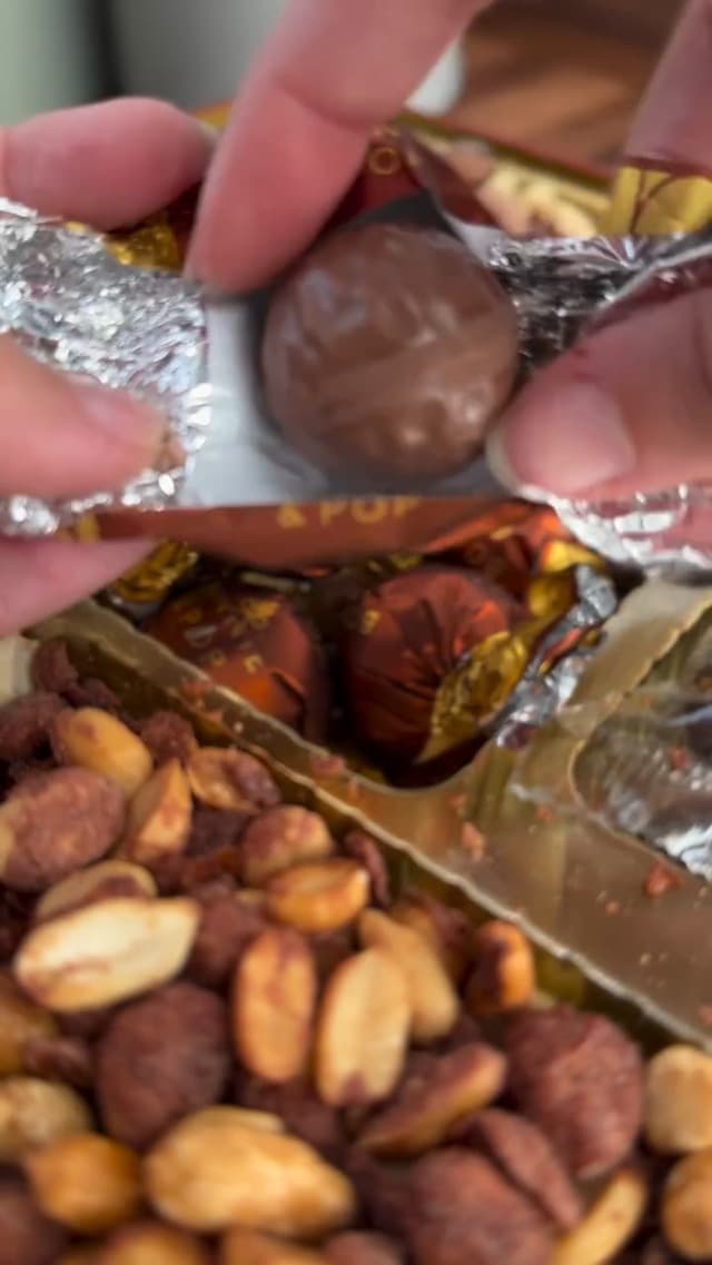 Broadway Basketeers Gift Basket – Gourmet Snack & Chocolate Food Gifts Christmas Holiday, Women, Men, Family, Thank You, Care Package for College & Teachers – Corporate Kosher