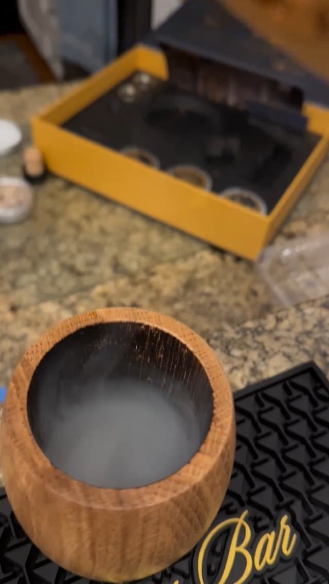 Whiskey Bourbon Smoker Kit 𝗣𝗥𝗘𝗠𝗜𝗨𝗠 Smoky bar Set. Natural American Solid Oak Smoker. A Great Home bar Gift, Easily Make The Legendary Smoked Cocktails and Old fashioneds at Home.