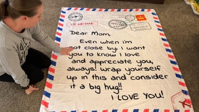 Throw Blankets Anniversary Birthday Gift for Mom from Daughter Son, Dear Mom Blanket for Mother's Day, Super Soft Flannel Throw Blankets for Christmas Valentines Day for Bed Couch(50x60)