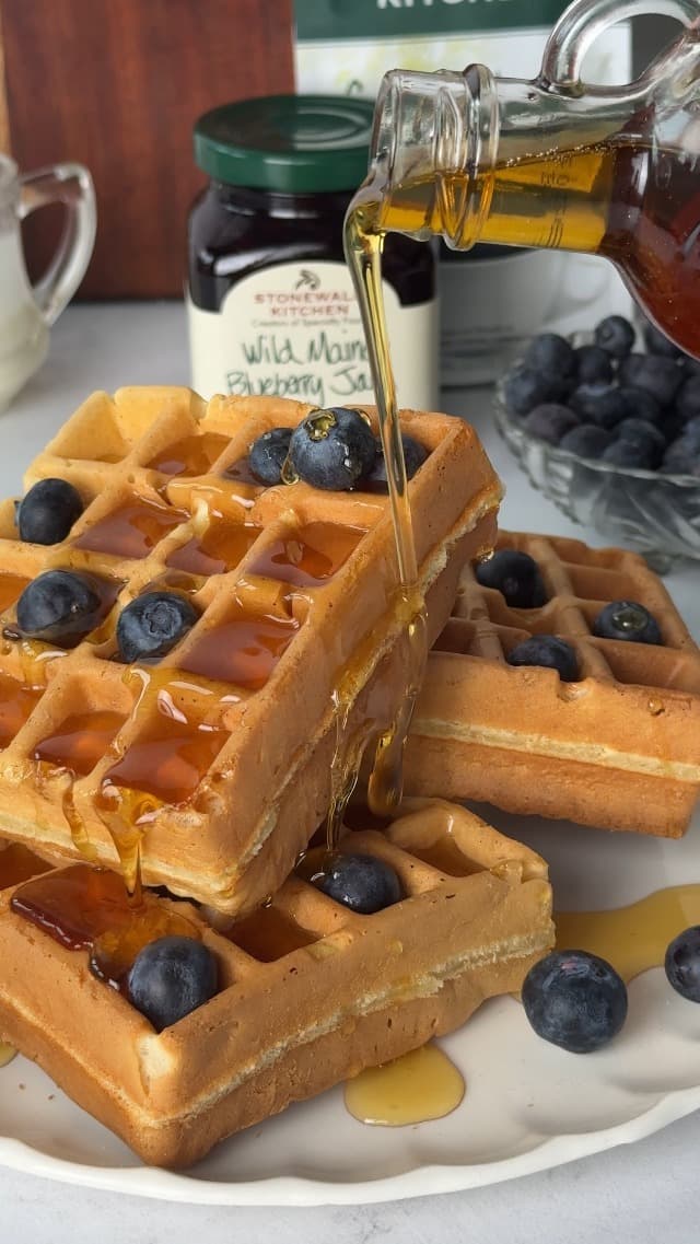 Stonewall Kitchen, New England Breakfast 6-Piece Gift Set with Reusable Basket