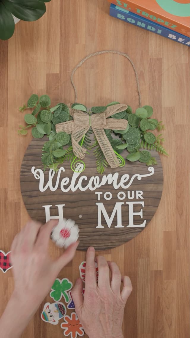 Interchangeable Seasonal Welcome Sign Front Door Decoration, Rustic Round Wood Wreaths Wall Hanging Outdoor, Farmhouse, Porch, for Spring Summer Fall All Seasons Holiday Halloween Christmas.