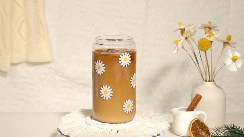 GSPY Daisy Aesthetic Gifts, Iced Coffee Cup, Cute Glass Cups with Lids and Straws - Cute Mugs, Flower Mug, Glass Tumbler - Retro, Christmas, Birthday Gifts for Women, Coffee Lovers, Friend, Girls, Mom