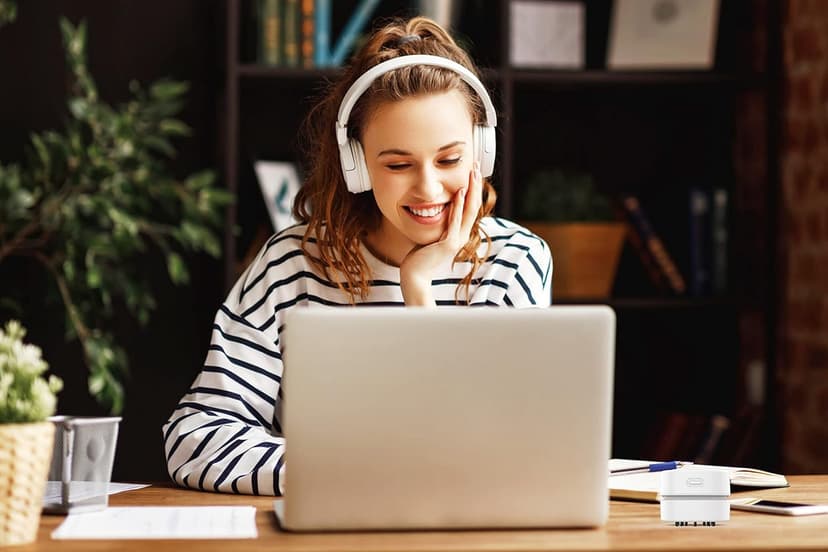 TRZLIFE Desk Vacuum Cleaner, Rechargeable and Durable Mini Desktop Vacuum with Bonus Accessories Desk Cleaner Sucks Tiny Items and Crumbs from Desktop Drawer Countertop Ideal as a White Elephant Gift