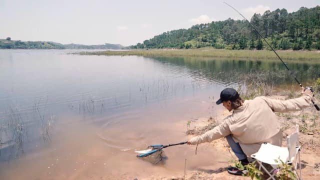 PLUSINNO Fishing Net Fish Floating Landing Net, Kayak Nets with Fixed Foldable Telescopic Pole Handle, Bass Trout Fishing Nets with Nylon Mesh for Pond Lake River, Fishing Gear Gifts for Men