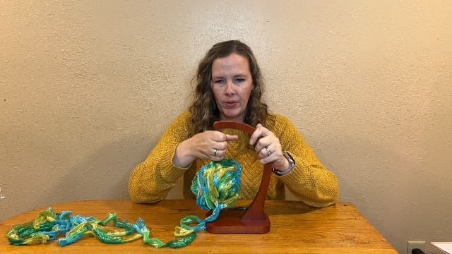 JUCPASH Yarn Holder for Crocheting and Knitting, Wooden Yarn Spinner with Magnetic Rotating Mechanism and Anti-Slip Pads, Crochet Gift for Knitting Lovers - Brown