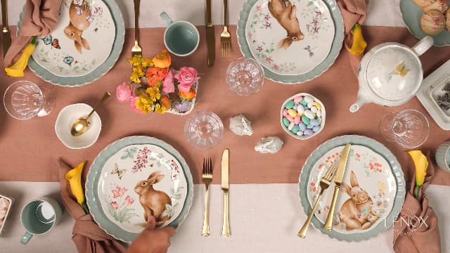 Lenox Serveware, Hosting The Holidays Cheese Plate & Knife Set, Service for 1, Ivory Porcelain, Dishwasher Safe, 6.75 Inch Diameter, Christmas Decorations, Christmas Decor (White/Green/Red, 2 Pieces)