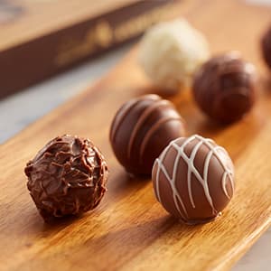 Lindt Mini Pralines, Assorted Chocolate Pralines with Premium Filling, Perfect for Mother’s Day Gifting, 6.2 oz Box