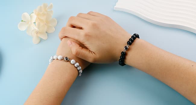 PEALICIOUS Gifts for Girlfriend, Bracelets for Girlfriend Matching Couple Bracelets with 100 Languages, Adjustable Girlfriend Birthday Gifts as BF and GF Love Bracelet Romantic Jewelry