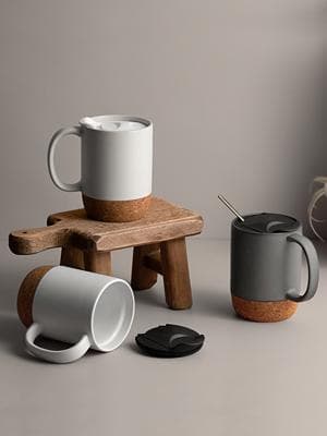 DOWAN Coffee Mugs, 15 oz Mug Set of 2, Large Ceramic Coffee Mug with Cork Bottom and Spill Proof Lid for Mom Dad, Big Mug for Latte Tea, Matte Grey