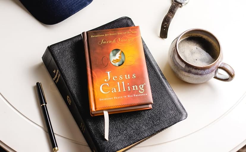 Jesus Calling, Padded Hardcover, with Scripture References: Enjoying Peace in His Presence (A 365-Day Devotional)